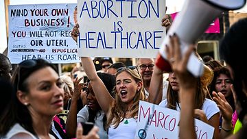 Mielenosoittajat vastusivat Floridan osavaltion korkeimman oikeuden päätöstä abortin rajoittamisen sallimisesta kuudenteen raskausviikkoon saakka Miamissa 1. huhtikuuta 2024.