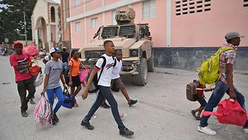 LK 2.4.2024 Ihmiset pakenivat jengiväkivaltaa Petion-villen kaupunginosassa Port-au-Princessä 30. tammikuuta 2024.