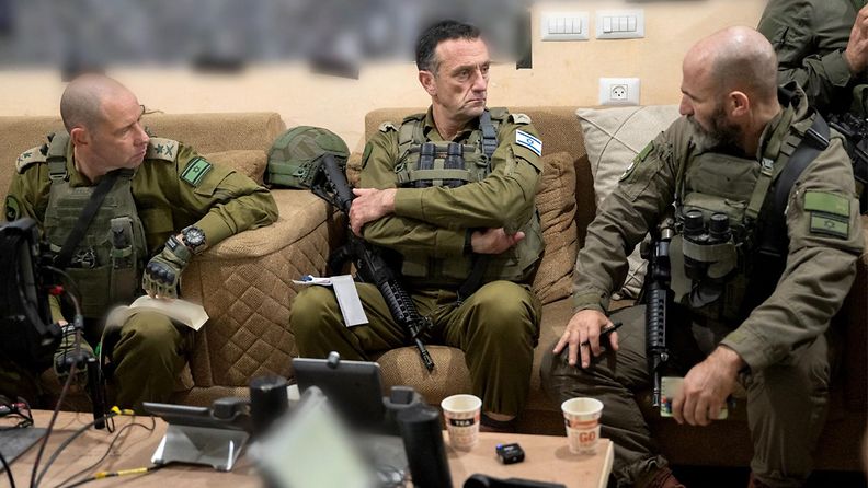 Israelin armeijan komentaja Herzi Halevi ja kaksi muuta sotilasta.