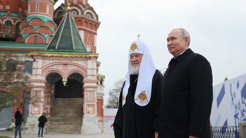 Venäjän presidentti Vladimir Putin ja patriarkka Kirill Kansallisen yhtenäisyyden päivän kukanlaskuseremonassa Moskovassa 4. marraskuuta 2023.