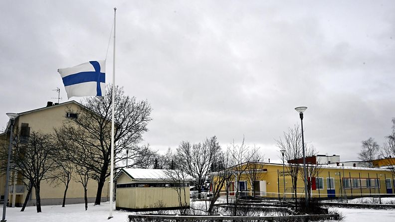 LK 3.4.2024 Suomen kansallislippu liehuu puolitangossa Viertolan koululla Vantaalla 3. huhtikuuta 2024.