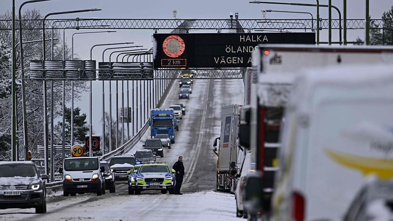 LK 3.4.2024 Kuorma-autot ja henkilöautot jonottavat Öölannin saarelle johtavan sillan vieressä sen jälkeen, kun se suljettiin Kalmarin lähellä Ruotsissa runsaan lumisateen ja voimakkaan tuulen vuoksi useita onnettomuuksia.