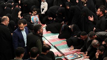 Omaiset surivat Israelin iskussa kuolleiden arkkujen äärellä Teheranissa, Iranissa. Iskussa kuoli 13 ihmistä, joiden joukossa oli kaksi vallankumouskaartin Quds-joukkojen korkea-arvoista johtajaa ja viisi kaartin jäsentä.