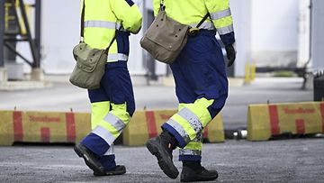 LK 050424 Työntekijöitä Terrafamen teollisuusalueella Sotkamossa 3. elokuuta 2023.