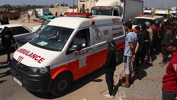 Ambulanssi kuljettaa kuollutta avustustyöntekijää LK 5.4.2024