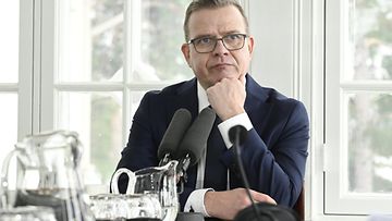 LK 080424  Pääministeri Petteri Orpo ennen Ylen suoraa Pääministerin haastattelutunti -lähetystä Kesärannassa Helsingissä 7. huhtikuuta 2024.