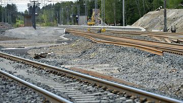 LK 8.4.2024  Seinäjoki - Oulu ratahankkeen kaksoisraidetyömaalla asemalaitureiden uusimista ja sillanrakennusta Pännäisten asemalla 12. kesäkuuta 2013.