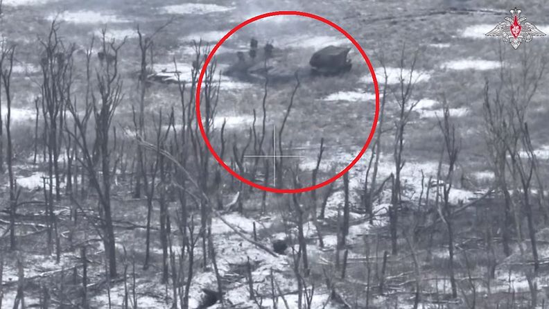 Kuvakaappaus Venäjän puolustusministeriön 8. huhtikuuta julkaisemalta videolta, jossa näkyy, miten panssariajoneuvo kuljettaa jalkaväkeä eturintamalle.