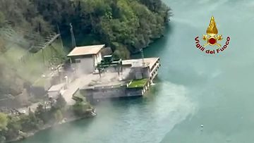 LK 9.4.2024 Italian palomiesten Vigili del Fuocon (Vigili del Fuoco) 9. huhtikuuta 2024 julkaisemasta videosta otetussa stillkuvassa näkyy räjähdyksen jäljet Enel Green Powerin vesivoimalaitoksessa Suviana-järvellä lähellä Bolognaa.