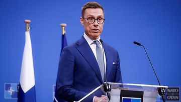 LK 10.4.2024 Suomen presidentti Alexander Stubb lehdistötilaisuudessa Naton päämajassa Brysselissä 10. huhtikuuta 2024.