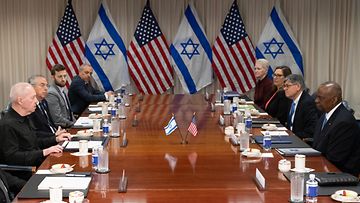 Israelin ja USA:n puolustusministerit pöydän ääressä maaliskuussa.