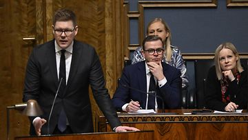 SDP:n Antti Lindtman ja pääministeri Petteri Orpo eduskunnan täysistunnossa Helsingissä 13. helmikuuta 2024.
