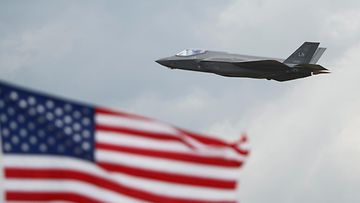 F-35-hävittäjä ja Yhdysvaltojen lippu