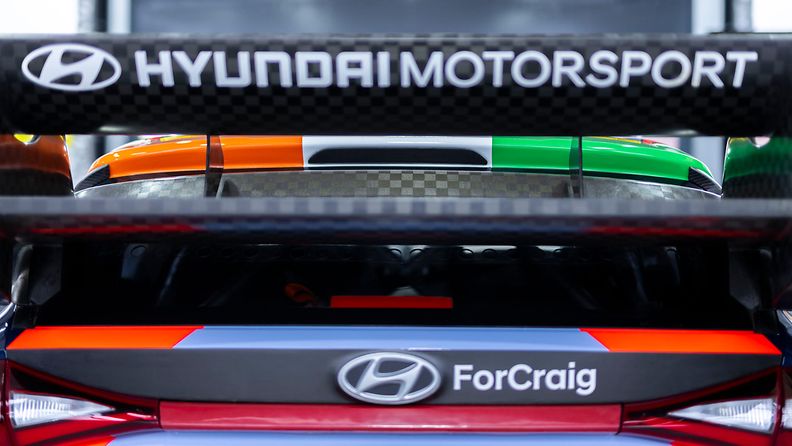 "Craigin hyväksi", Hyundai-autojen takapuskureissa lukee. 