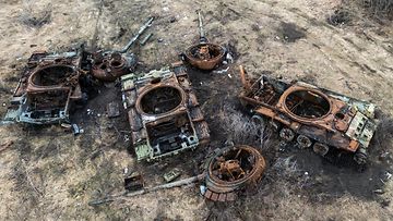 Tuhoutuneita taistelupanssarivaunuja Itä-Ukrainan Donetskin alueella helmikuussa.