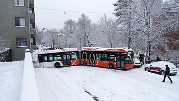 Lehtikuva bussi Töölö onnettomuus