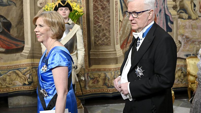 LK 230424 Anna-Maja Henriksson ja Suomen pankin pääjohtaja Olli Rehn Ruotsin kuningasparin valtiollisilla illallisilla 23.4.24