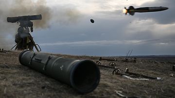 Venäläinen sotilas ampuu panssarintorjuntaohjuksen Itä-Ukrainassa maaliskuussa. Kuva on Venäjän valtionmedia Sputnikin julkaisema.