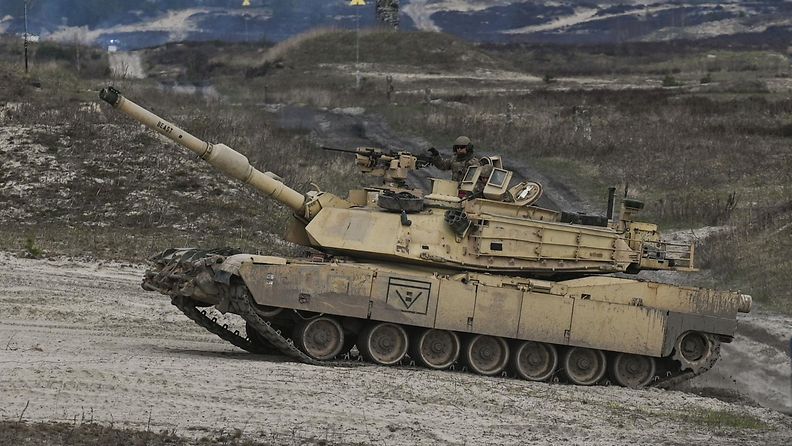 M1A2 Abrams -taistelupanssarivaunu Puolassa huhtikuussa 2023. Kyse on Abrams-tankin eri mallista kuin joita Ukrainalla on käytössään.