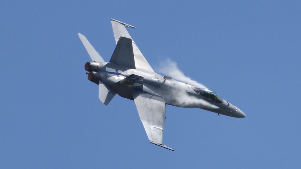 Ensimmäinen Hornet-hävittäjä on poistunut käytöstä – kunnialennon ohjasi Ilmavoimien komentaja: "Haikea päivä"