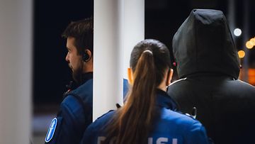 LK 29.4.2024 Poliisi saattaa maahanmuuttajaa (oik.), joka saapui Vartiuksen raja-asemalle Kuhmossa Itä-Suomessa 19. marraskuuta 2023.