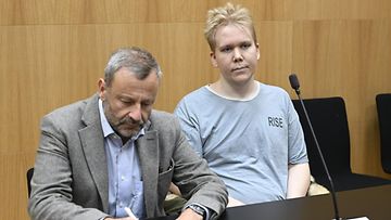Aleksanteri Kivimäki ja asianajaja Peter Jaari Länsi-Uudenmaan käräjäoikeudessa Espoon oikeustalolla huhtikuussa.