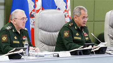 Venäjän ensimmäinen apulaispuolustusministeri Ruslan Tsalikov ja puolustusministeri Sergei Shoigu maaliskuussa 2022.