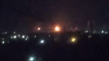 Kuvakaappaus videolta, jossa väitetään näkyvän öljyjalostamolla tapahtunut räjähdys.
