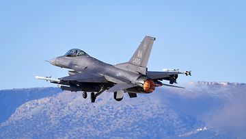 F-16-hävittäjä.