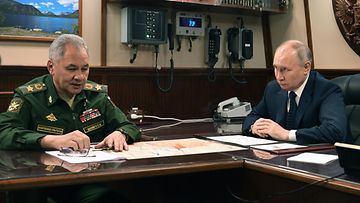 Venäjän puolustusministeri Sergei Shoigu ja presidentti Vladimir Putin joulukuussa 2023.