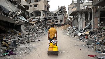 Mies ja lapsi Gazan raunioiden keskellä 2. toukokuuta 2024.