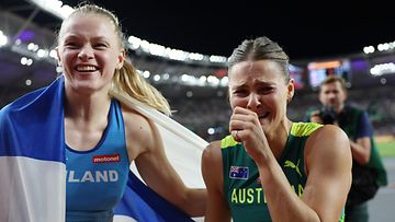 Wilma Murto (vas.) juhli pronssia ja Nina Kennedy kultaa MM-kisoissa Budapestissä elokuussa 2023. 
