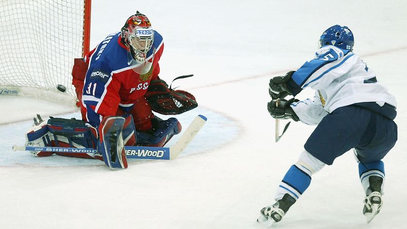 Jukka Hentunen ohitti Venäjän Igor Podomatskin 30-vuotispäiviensä kunniaksi MM-jatkolohkon päätösottelussa 3. toukokuuta 2004.