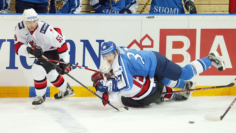 Jarkko Ruutu varmisti, ettei Kanadan kirkkain tähti Dany Heatley päässyt helpolla. 