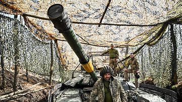 Ukrainan sotilaita ja taistelupanssarivaunu maaliskuussa julkaistussa kuvassa.