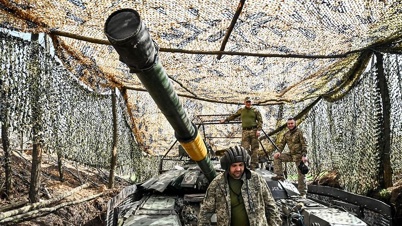 Ukrainan sotilaita ja taistelupanssarivaunu maaliskuussa julkaistussa kuvassa.