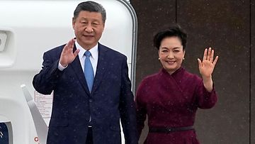 Kiinan presidentti Xi vaimonsa kanssa Pariisissa 5. toukokuuta.