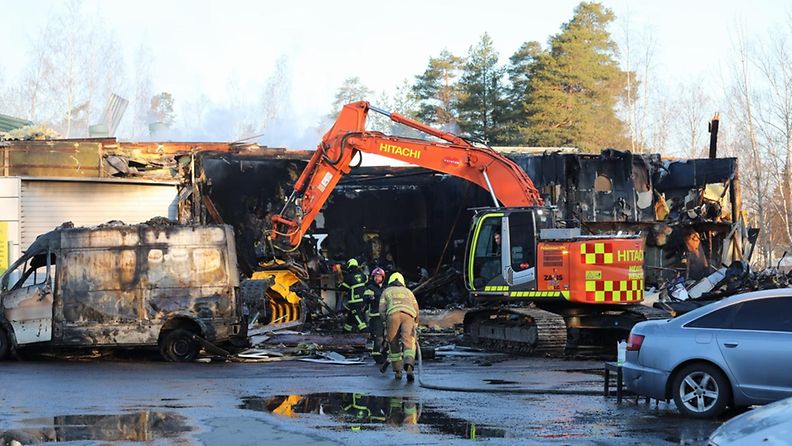 Tulipalo suuressa autokorjaamohallissa Tampereella