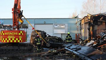 Tulipalo suuressa autokorjaamohallissa Tampereella (4)