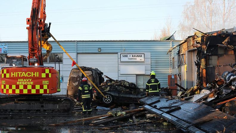 Tulipalo suuressa autokorjaamohallissa Tampereella (4)