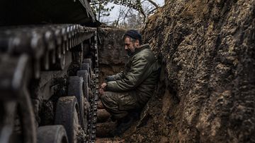 Ukrainan sotilas BMP-rynnäkkövaunun vieressä Donetskissa maaliskuussa.