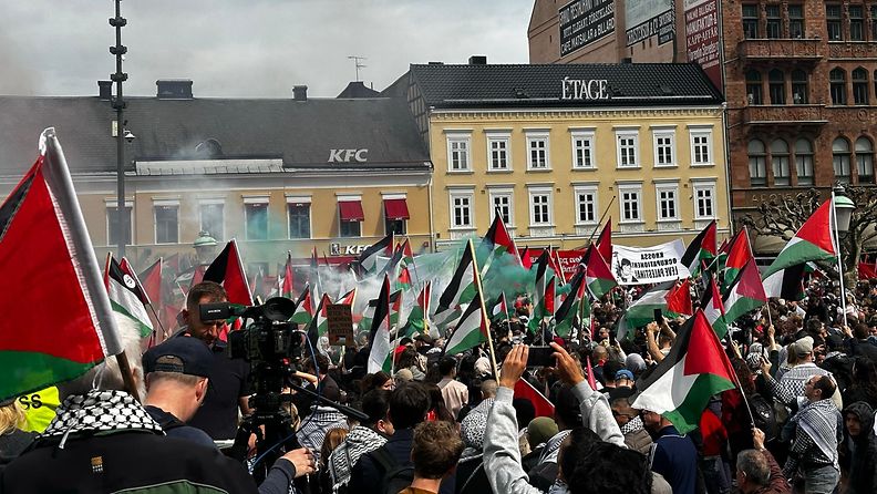 Tuhansia ihmisiä on kokoontunut Malmössä Ruotsissa osoittamaan mieltä Israelin euroviisuosallistumista vastaan.