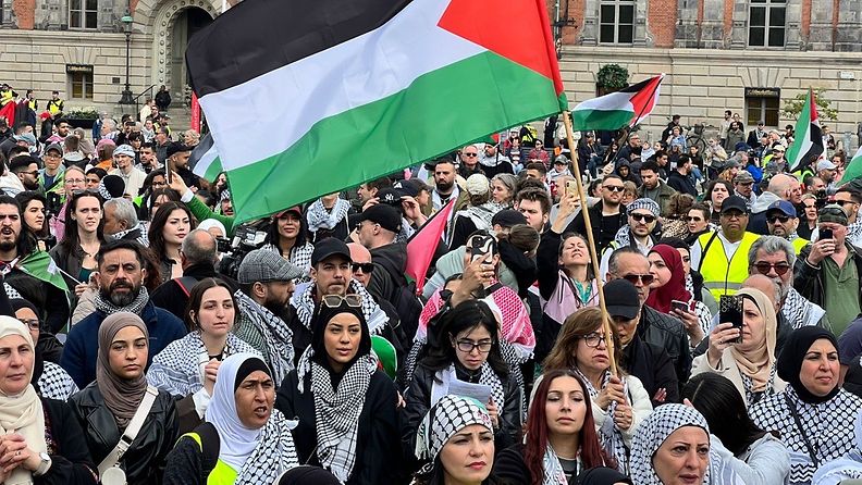 Stoppa Israel -liike osoittaa tänään torstaina Malmössä mieltään Israelin viisuosallistumista vastaan ja palestiinalaisten puolesta.
