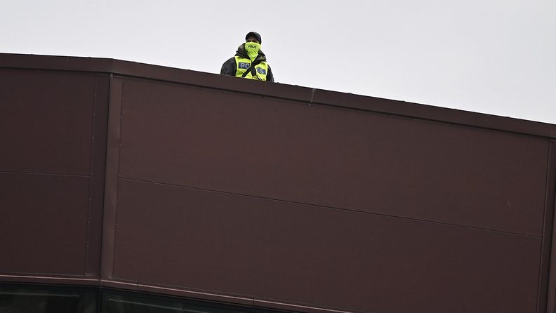 Poliisi vartioi Malmö Arenan katolla ennen Euroopan laulukilpailun toista semifinaalia Malmössä, Ruotsissa 9. toukokuuta 2024.