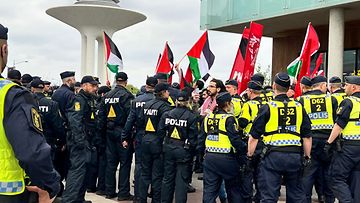 Poliisit ohjasivat mielenosoittajia pois Malmö Areenalta Ruotsissa 9.5.2024.