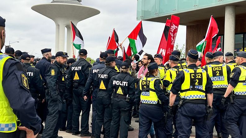 Poliisit ohjasivat mielenosoittajia pois Malmö Areenalta Ruotsissa 9.5.2024.