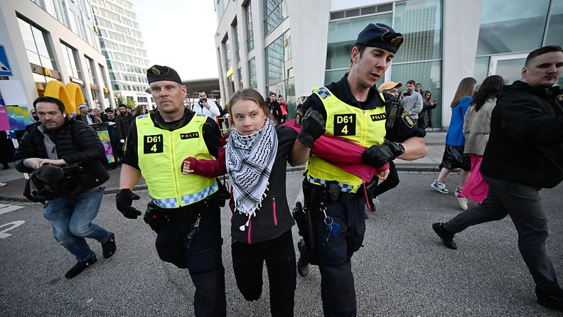 Greta Thunberg poistetaan Malmö mielenosoituksessa