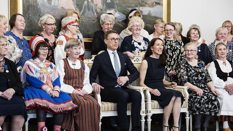 LK 12.5.2024 asavallan presidentti Alexander Stubb ja hänen puolisonsa Suzanne Innes-Stubb äitienpäiväjuhlassa palkittujen äitien kanssa valtioneuvoston juhlahuoneistossa Smolnassa Helsingissä 12. toukokuuta 2024.