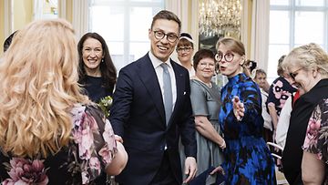 12.5.2024  Tasavallan presidentti Alexander Stubb ja hänen puolisonsa Suzanne Innes-Stubb äitienpäiväjuhlassa valtioneuvoston juhlahuoneistossa Smolnassa Helsingissä 12. toukokuuta 2024.
