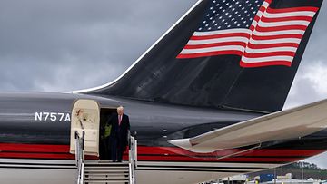 Ex-presidentti Donald Trump astumassa ulos Boeing 757 -lentokoneestaan Britanniassa viime toukokuussa.